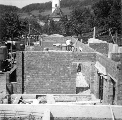 21b Zwischenwände werden gemauert - 1963.jpg